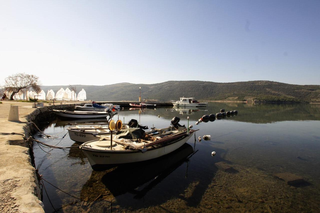 Villa Ludilo mit 4 Apartments in Poljica - Marina bei Trogir Split Esterno foto